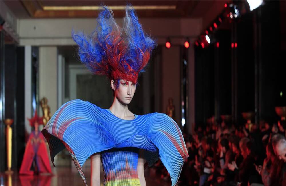 Exhibiendo una combinación de azul, rojo y amarillo, una modelo lleva un vestido para la colección de moda Nakazato Haute Couture Primavera/Verano 2020, presentada el jueves 23 de enero de 2020 en París. Foto: Michel Euler/ AP.