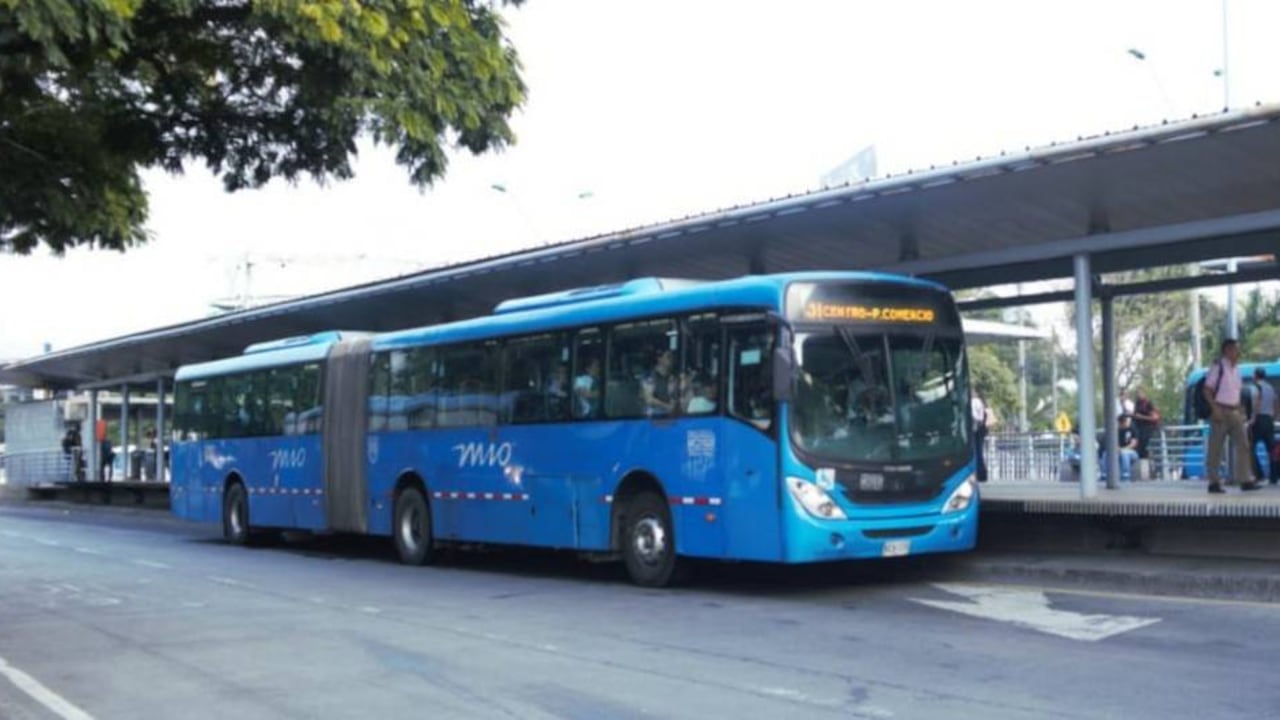 Buses del MIO en la estación Versalles, norte de Cali.