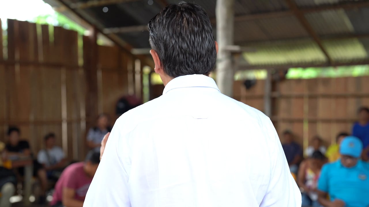 DUE Capital en concertación con la comunidad de planta solar en Mitú.