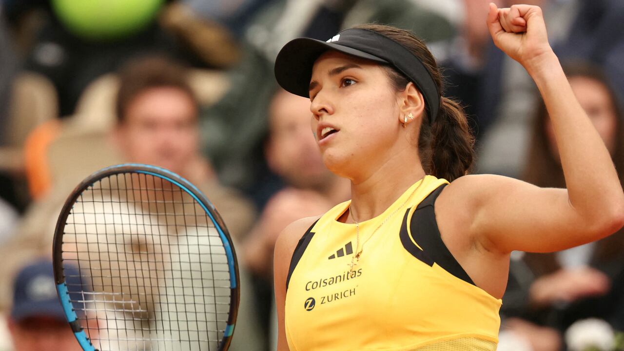 Colombia's Camila Osorio celebrates after a point as she plays against Tunisia's Ons Jabeur during their women's singles match on Court Suzanne-Lenglen on day four of the French Open tennis tournament at the Roland Garros Complex in Paris on May 29, 2024. (Photo by ALAIN JOCARD / AFP)