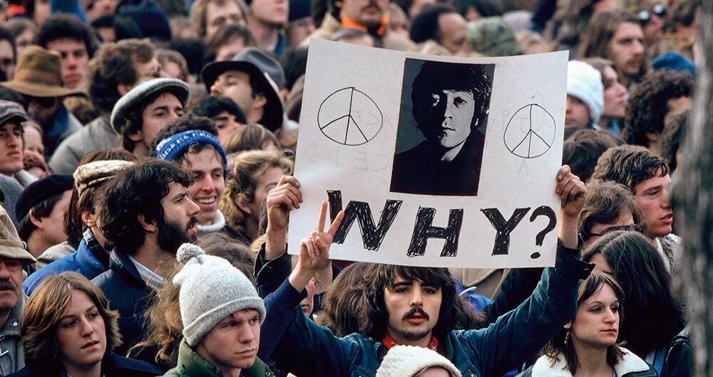 La muerte de Lennon generó una ola de consternación en todo el mundo. Adoloridos, sus fanáticos salieron a las calles y protagonizaron multitudinarias concentraciones. 