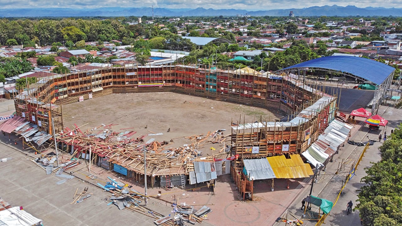 La plaza de toros de guadua Gilberto Charry era una tradición desde 1981. En El Espinal culpan de la tragedia a quienes trajeron guadua verde de Armenia y contrataron mano de obra venezolana a mitad de precio.