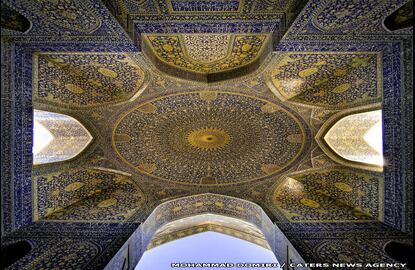 El color y la simetría inspiran a Mohammad Domiri. En la imagen, la mezquita de Shah, construida entre 1612 y 1630, en Isfahán.
