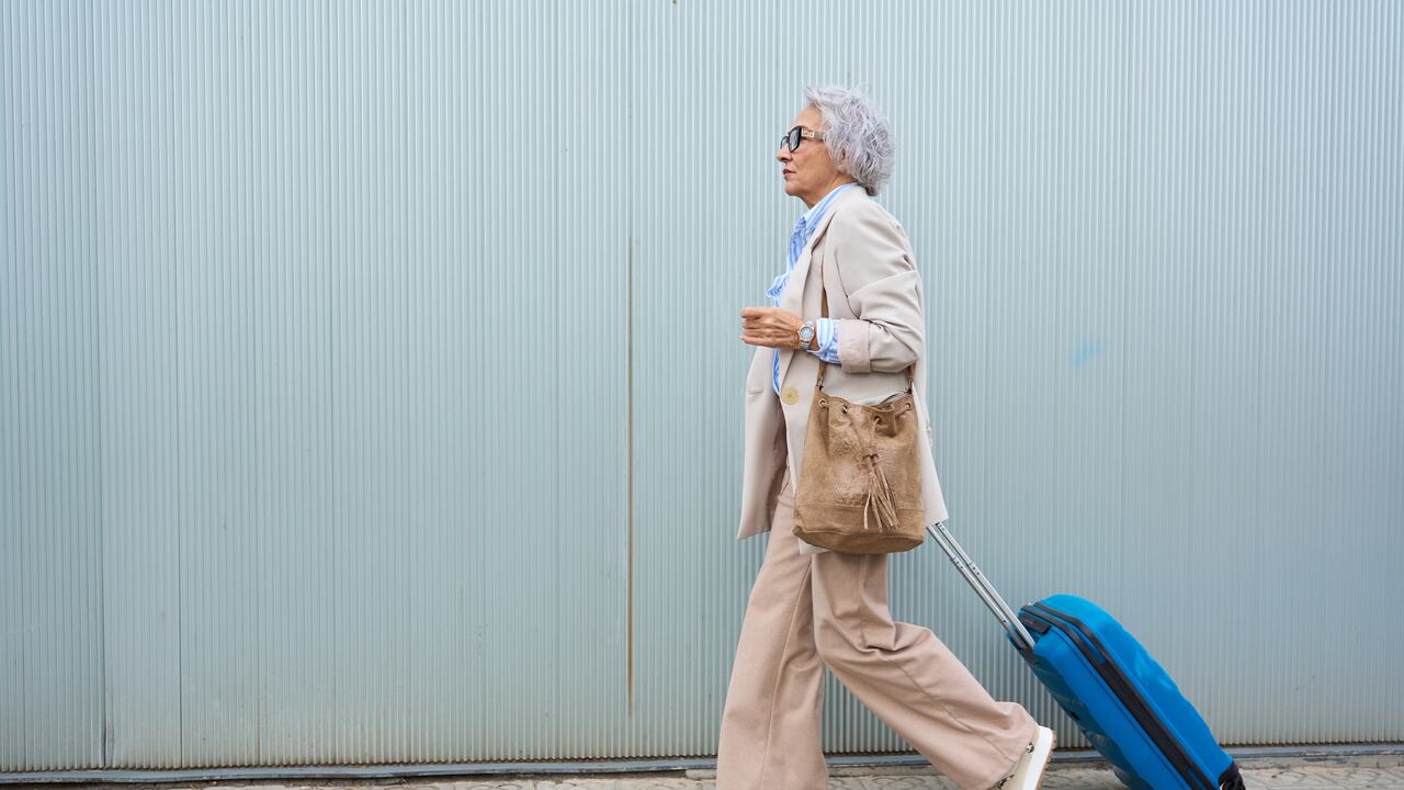 Toda persona mayor de 50 años debería llevar en un viaje en avión ciertos objetos clave para evitar incomodidades.