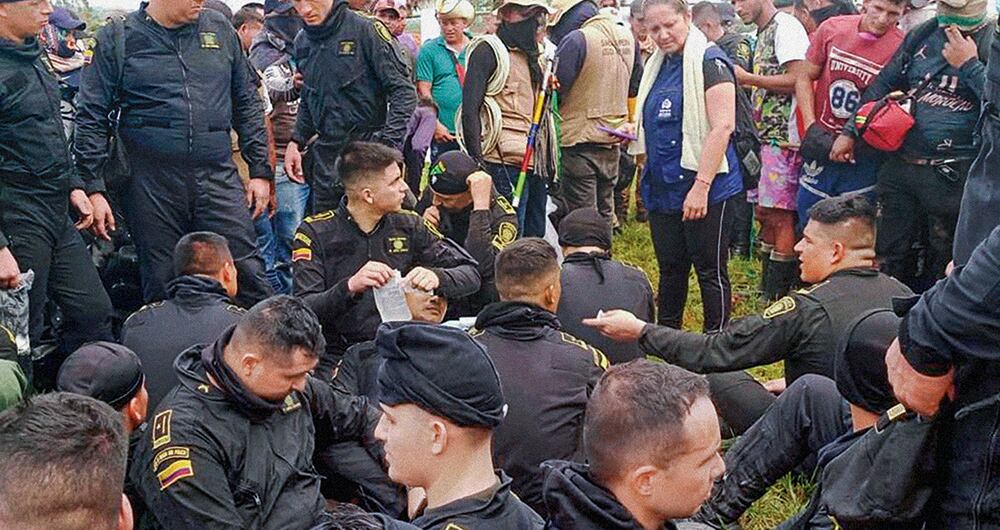 Policías secuestrados durante la crisis en Los Pozos en Caquetá.