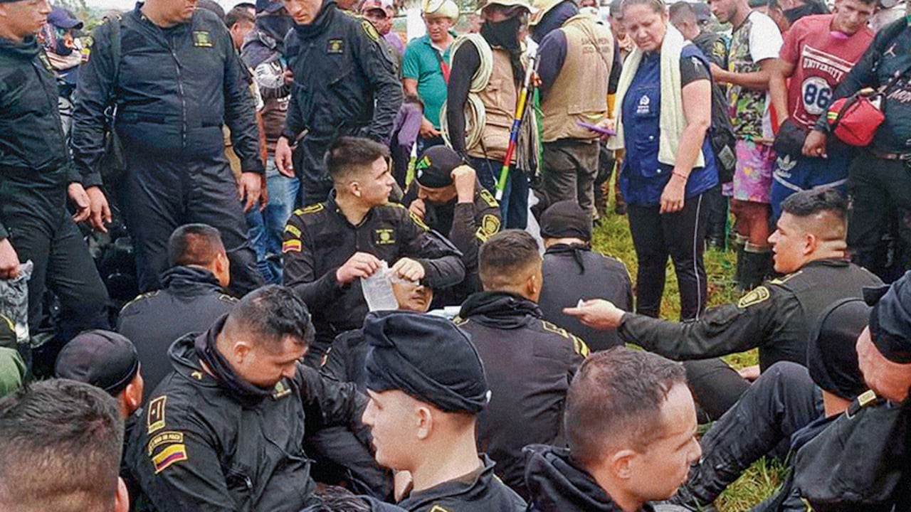 Policías secuestrados durante la crisis en Los Pozos en Caquetá.