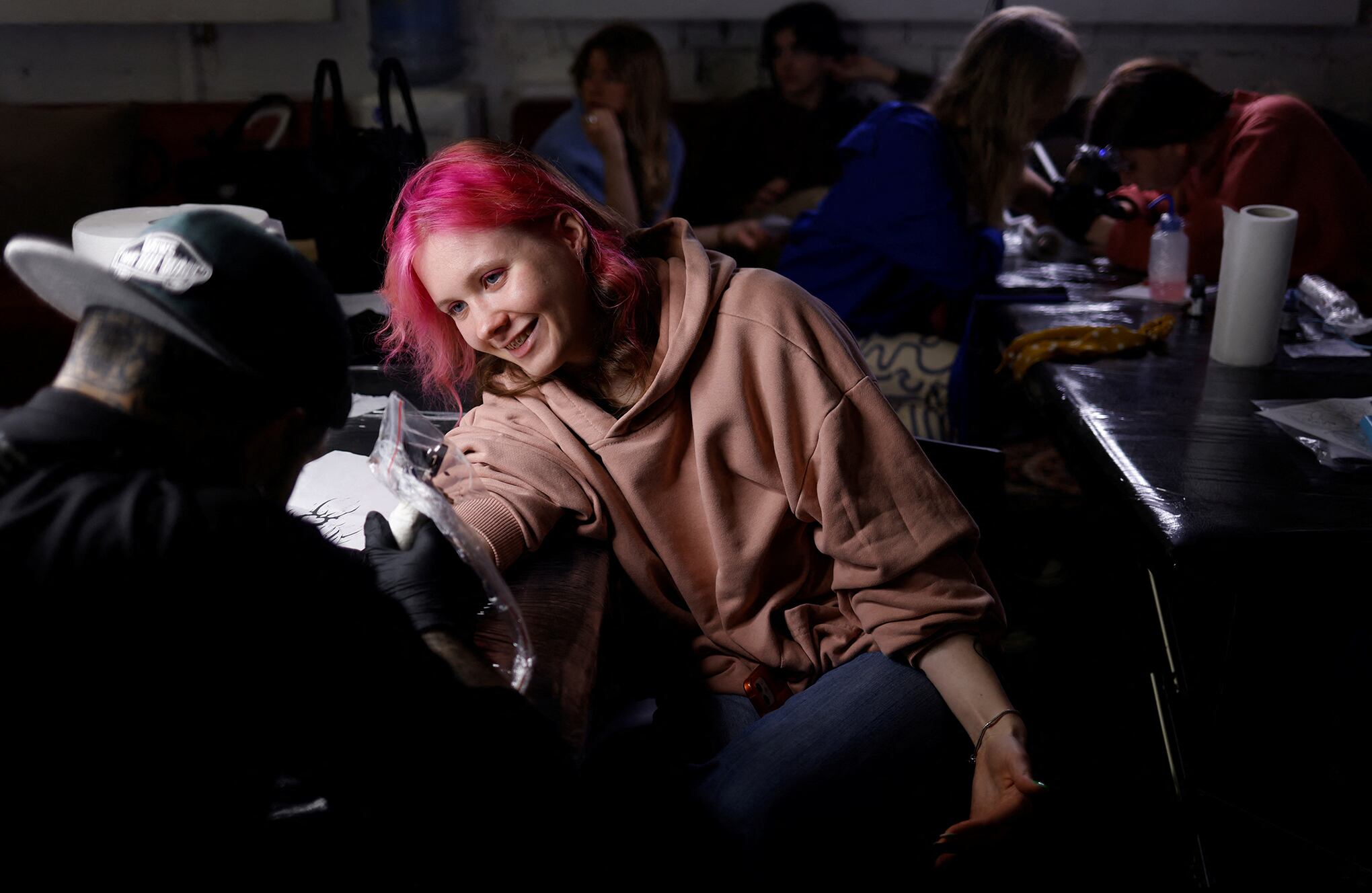 En imágenes : Los ucranianos se hacen tatuajes para recaudar fondos para el ejército ucraniano