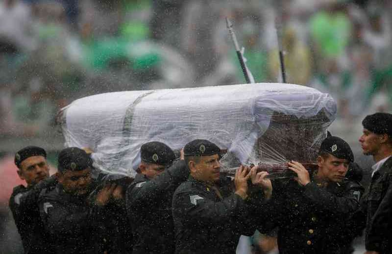 En medio de la lluvia, aficionados del Chapecoense despidieron a sus jugadores. Foto: EFE.
