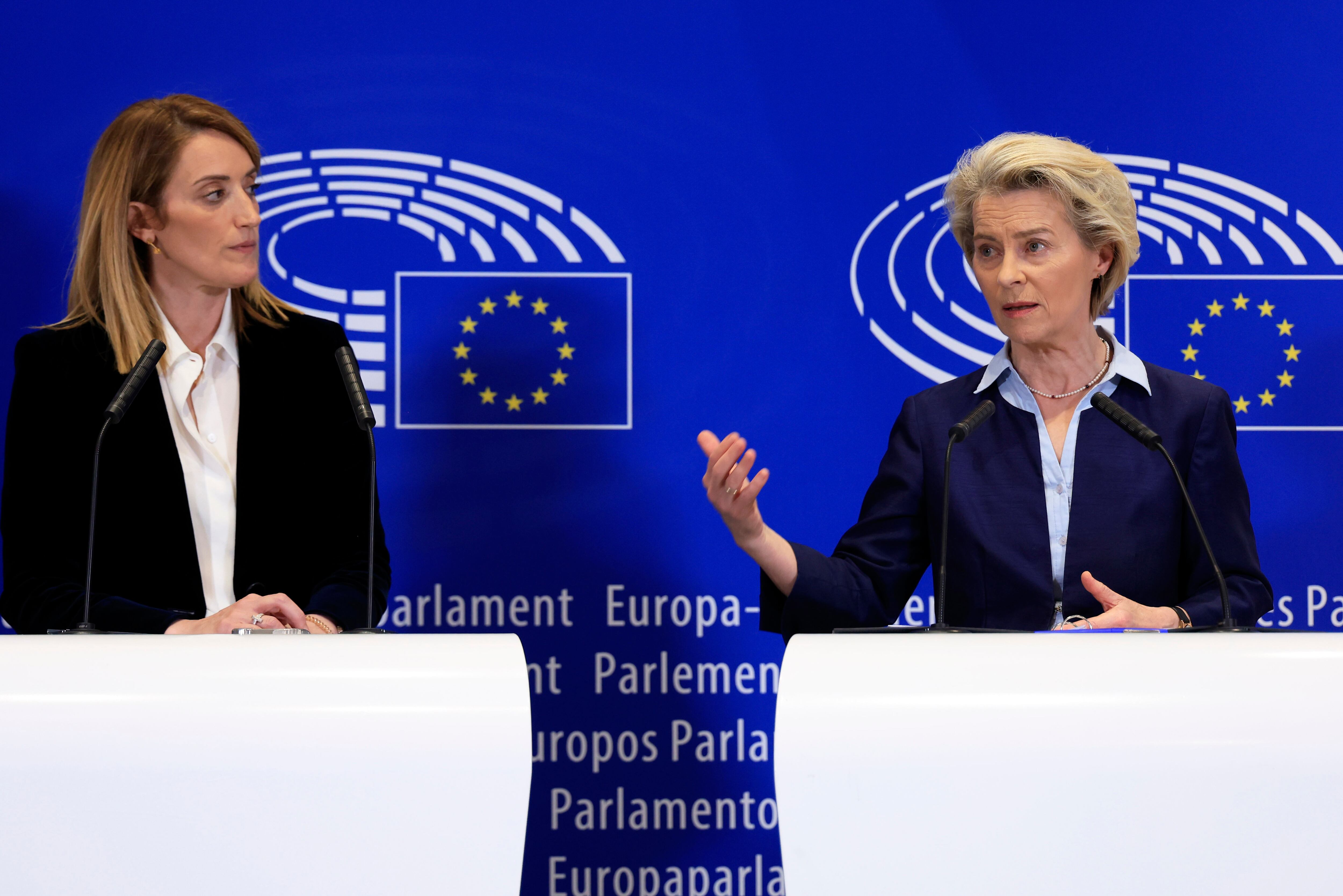 La presidenta del Parlamento Europeo, Roberta Metsola, izquierda, y la presidenta de la Comisión Europea, Ursula von der Leyen, participan en una conferencia de prensa en el Parlamento Europeo en Bruselas, el miércoles 10 de abril de 2024.