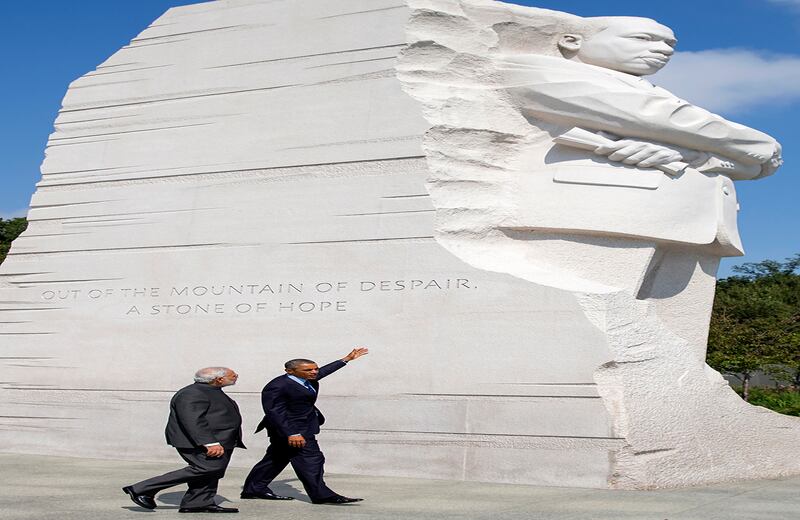 El presidente Barack Obama acompaña al Primer Ministro de la India, Narendra Modi, mientras caminan por las inmediaciones del Monumento a Martin Luther King Jr., en Washington. (AP)