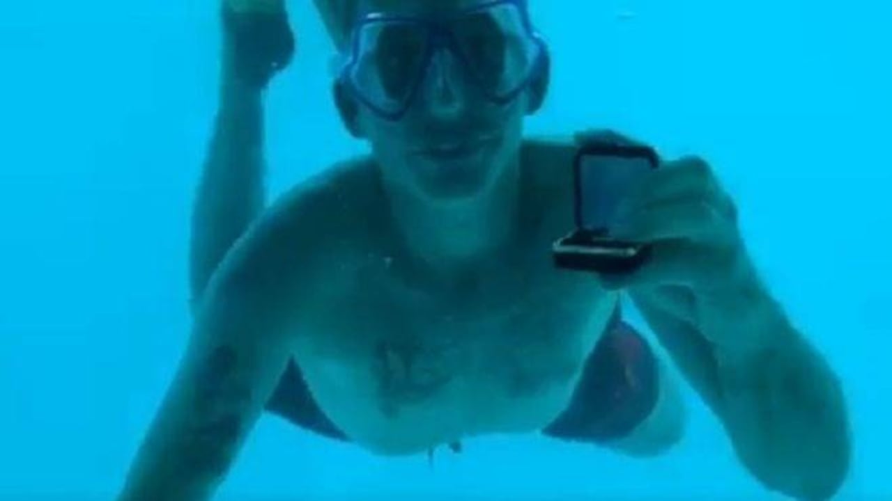 La novia de Steven Weber grabó su romántica petición de matrimonio bajo el agua protagonizada en isla Pemba, Tanzania