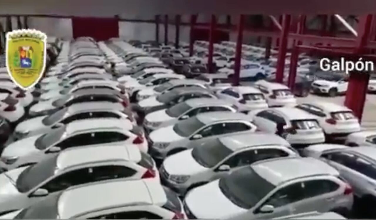 Un galpón lleno de carros fueron algunos de los bienes incautados por las autoridades de Venezuela a los implicados en el acto de corrupción de PDVSA