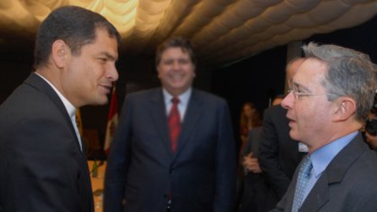 Los presidentes Uribe y Correa se saludan durante una cumbre que tuvo lugar antes del 1 de marzo de 2008.