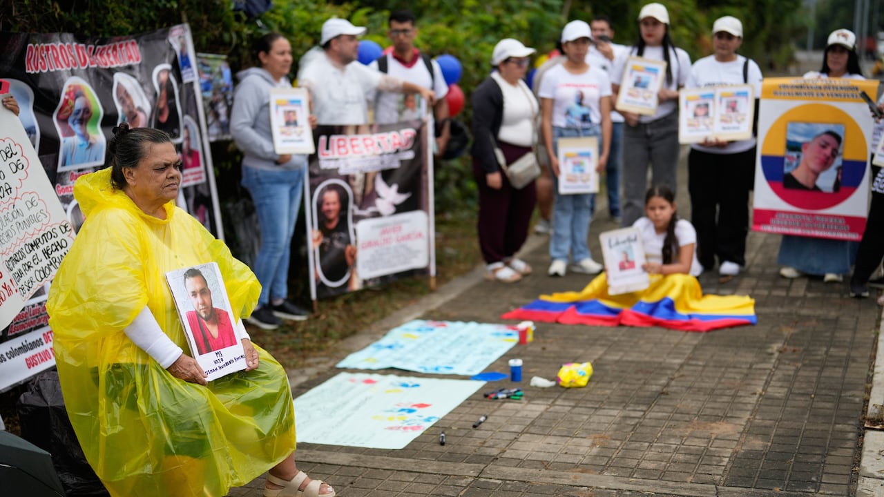 Familiares de colombianos encarcelados en Venezuela protestan por la liberación de sus seres queridos cerca del Puente Binacional Atanasio Girardot, en Villa del Rosario.
