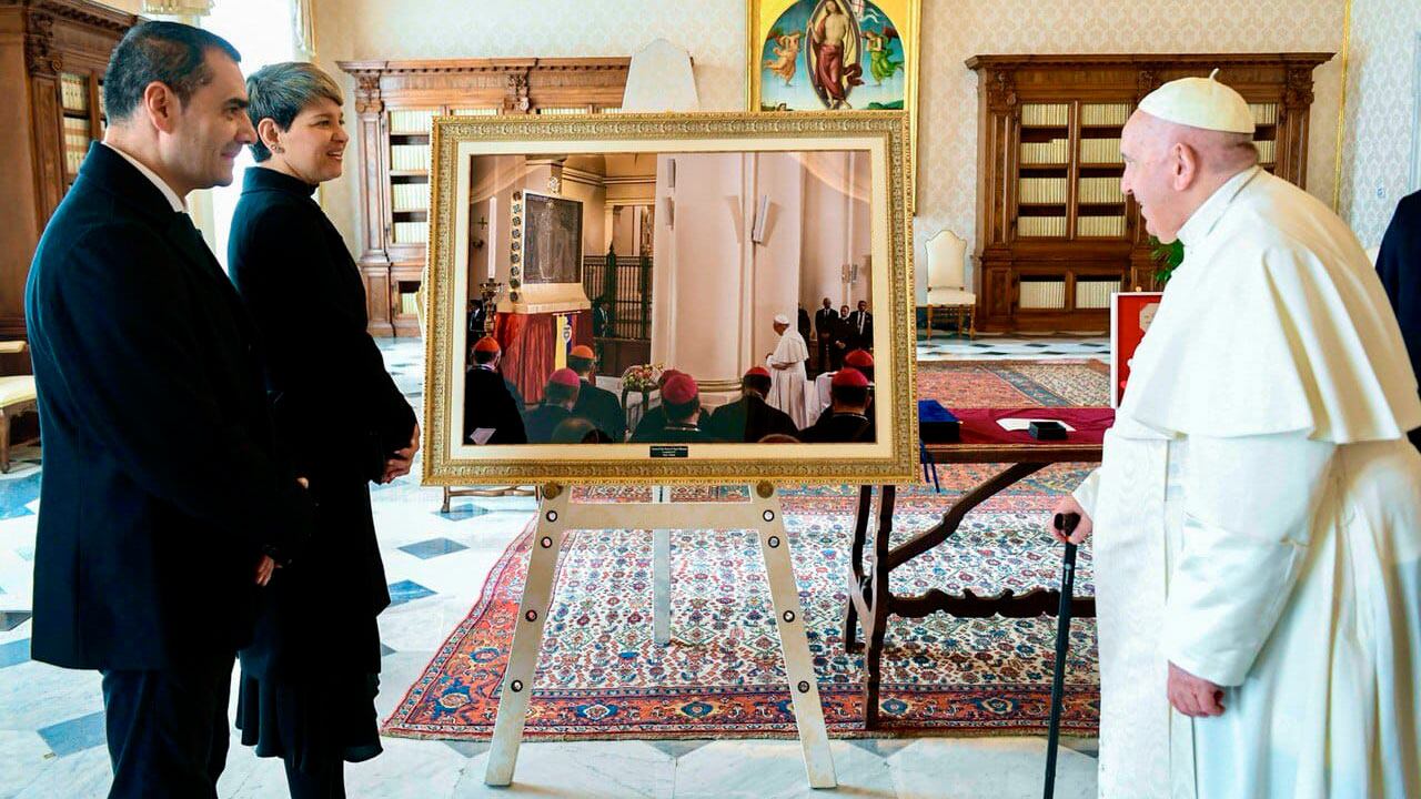 Primera Dama obsequió la papa Francisco medalla de la Virgen Milagrosa y foto de su peregrinación por Colombia