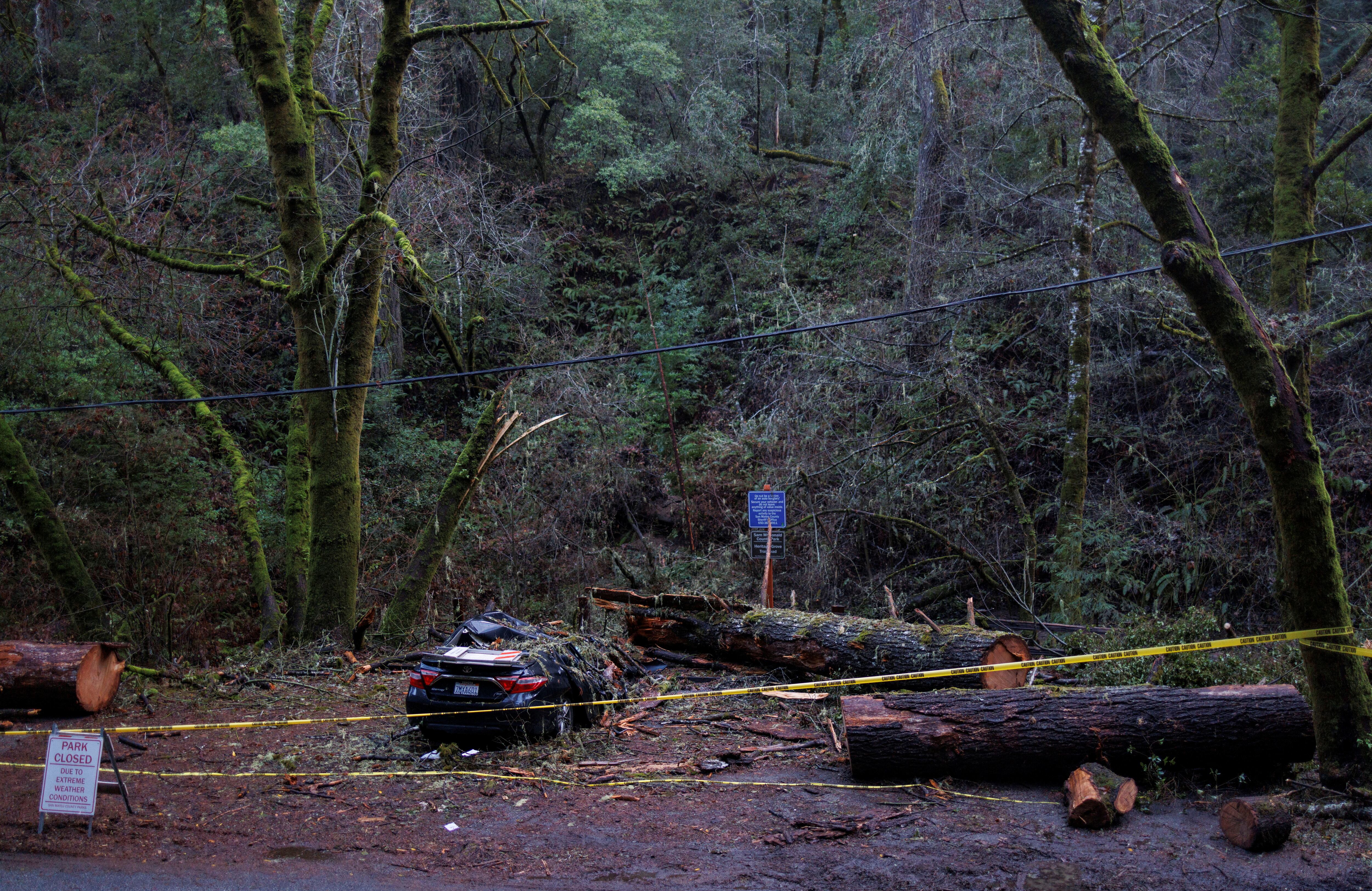 Varios automóviles fueron rescatados del agua tras las inundaciones en el sur de Carolina, precisamente en los condados de San Bernardino y Orange
REUTERS/Carlos Barria