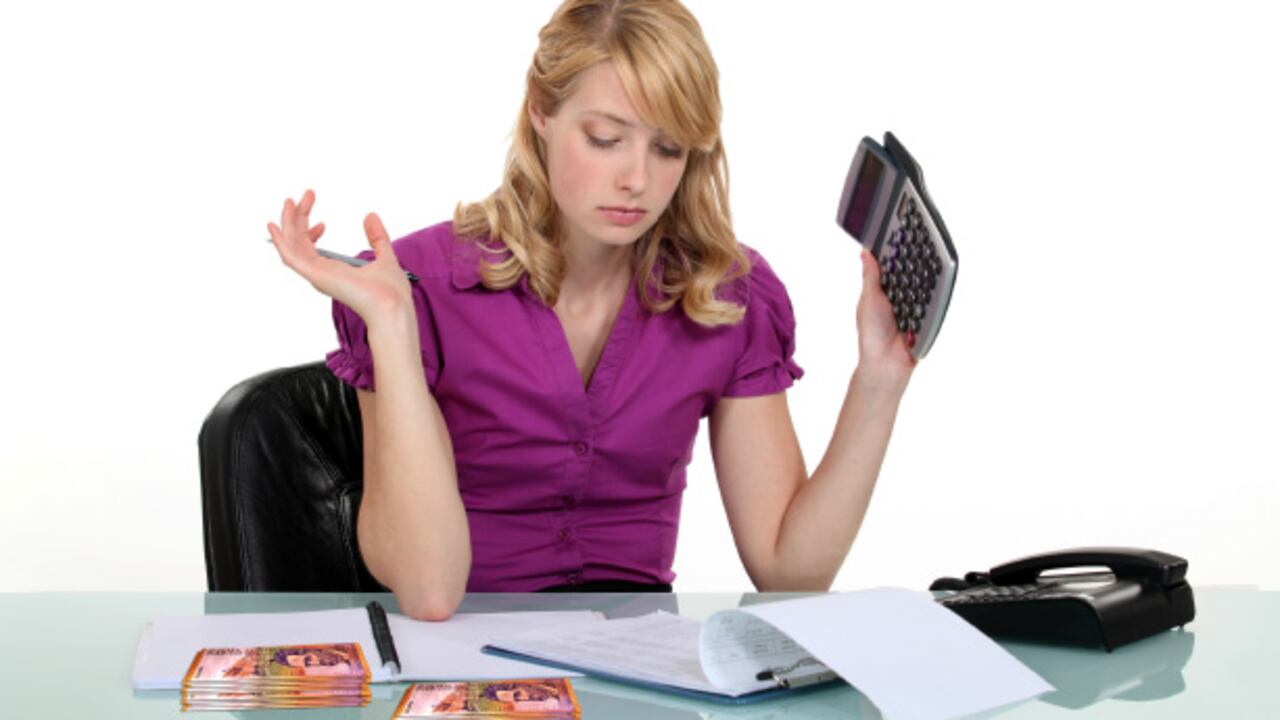 Para alcanzar las metas propuestas en enero es indispensable enumerarlas según su prioridad, asignarles una fecha límite y un costo aproximado. De esa forma habrá una cifra estimada del dinero que debe ahorrar de su presupuesto para cumplirlas.