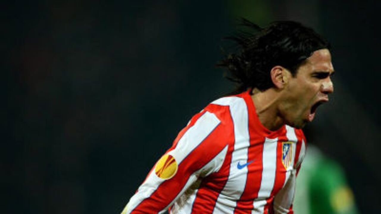 Radamel Falcao García celebra un gol contra Hanover en un partido de la Liga Europa disputado en Hanover (Alemania).