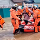 Trabajadores de emergencia evacuando a un residente tras la inundación en Orsk, Rusia.