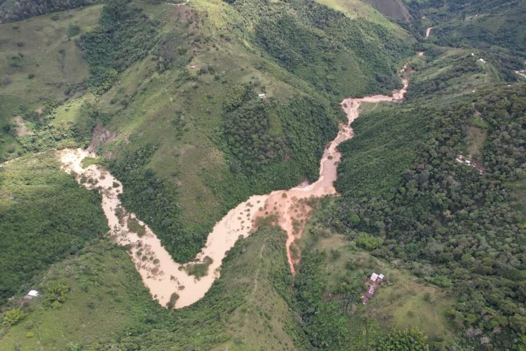 Autoridades enviaron maquinaria amarilla a El Cairo, Valle, para atender afectaciones por represamiento del río Las Vueltas.