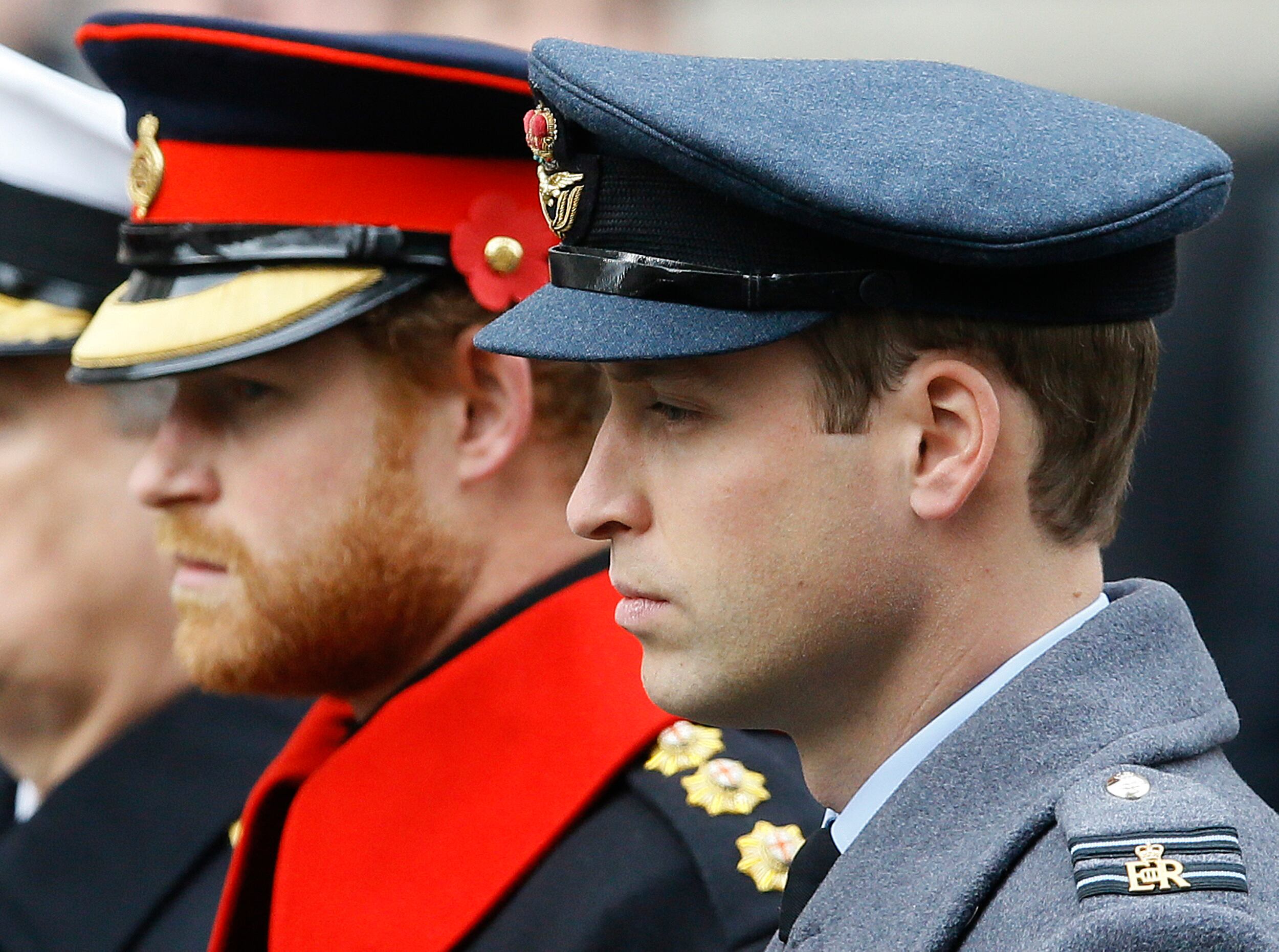 En vista de su publicitada pelea, los príncipes Harry y William no caminarán juntos en el cortejo fúnebre sino separados por su primo Peter Phillips.
