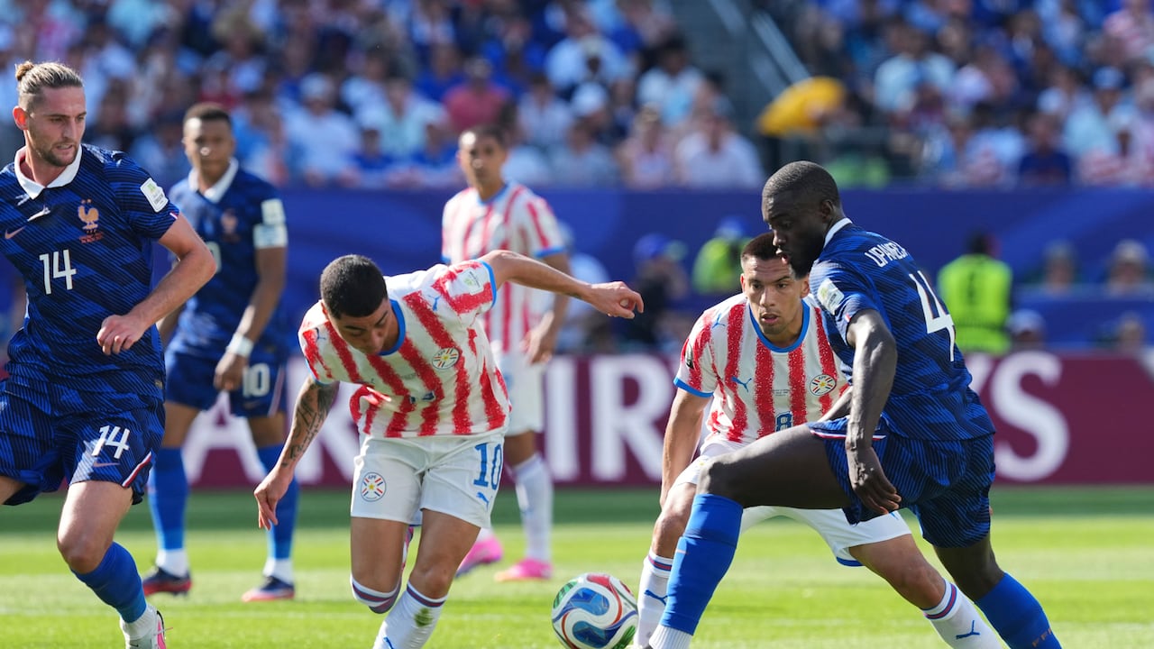 Dayot Upamecano (4) de Francia disputa el balón con Miguel Almirón (10) de Paraguay durante el partido de octavos de final de la Copa Mundial entre Paraguay y Francia en Filadelfia.