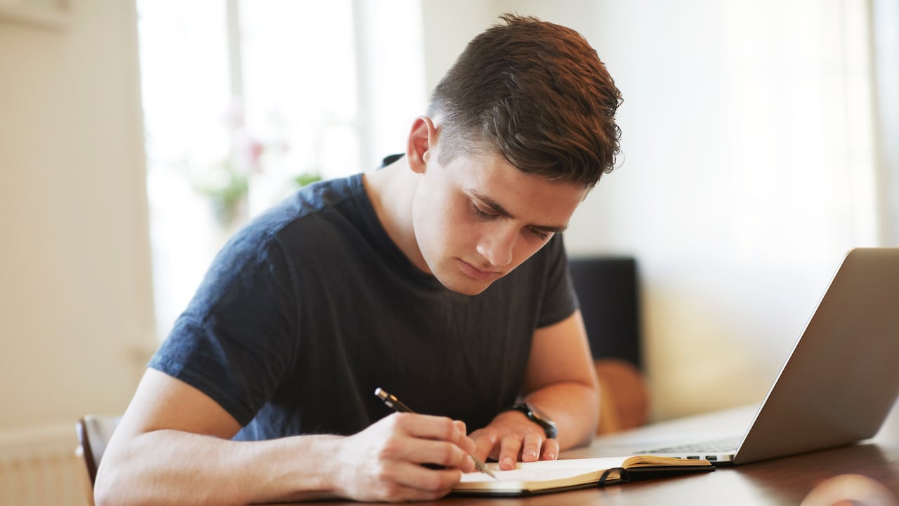 El Departamento de Prosperidad Social (DPS), en cabeza de Susana Correa, anunció que ya se abrieron nuevas inscripciones para acceder al programa Jóvenes en Acción. Foto: Getty images.