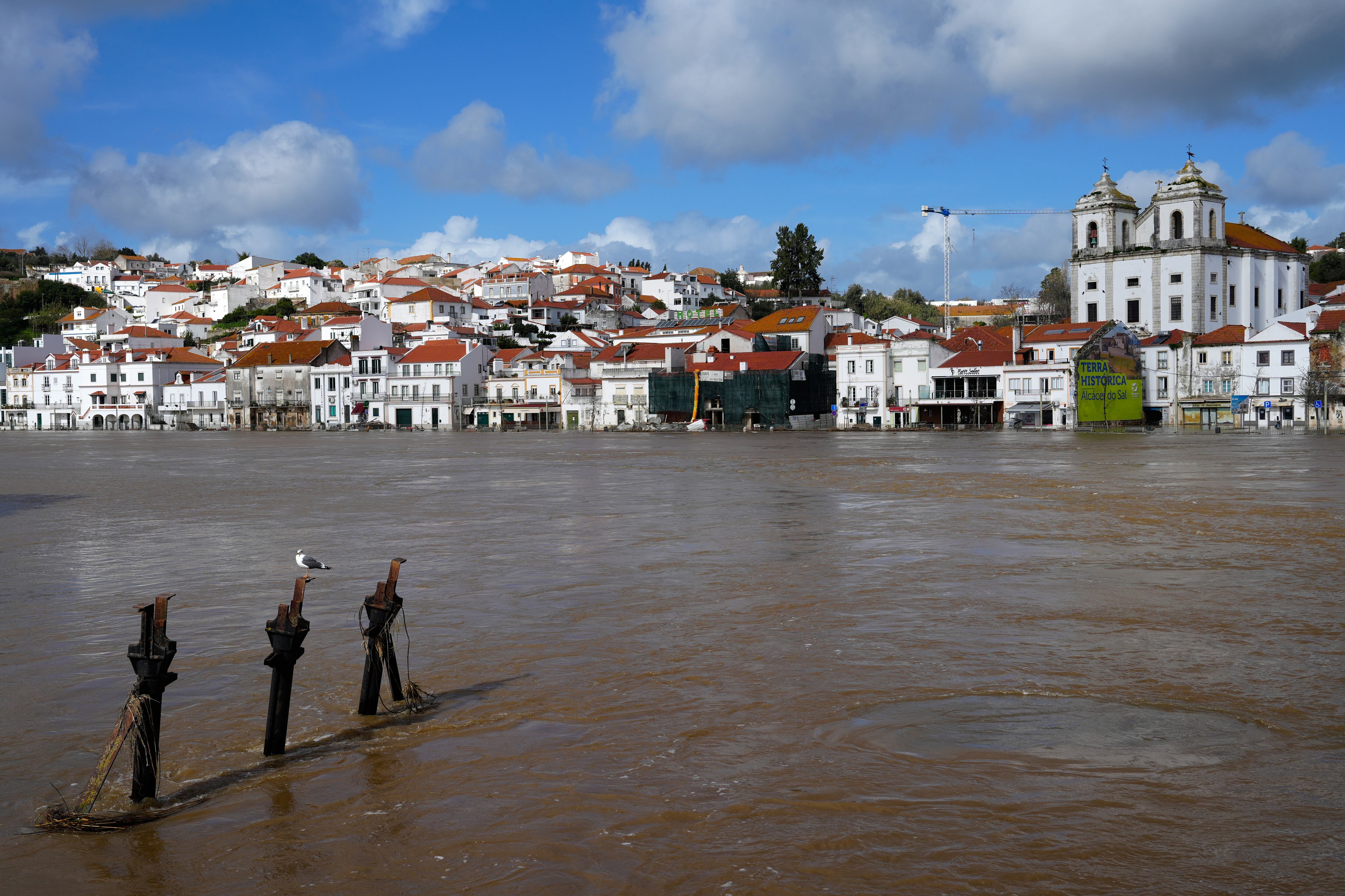 Vista de Alcácer do Sal, sur de Portugal, tras el desbordamiento del río Sado tras las fuertes lluvias.