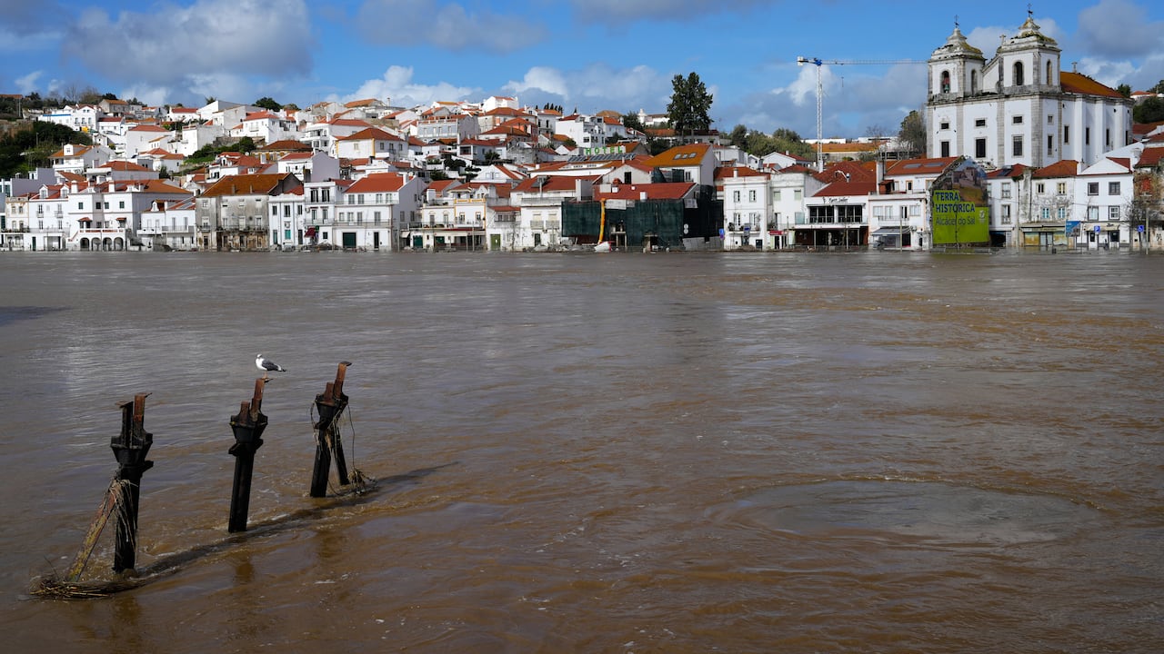Vista de Alcácer do Sal, sur de Portugal, tras el desbordamiento del río Sado tras las fuertes lluvias.