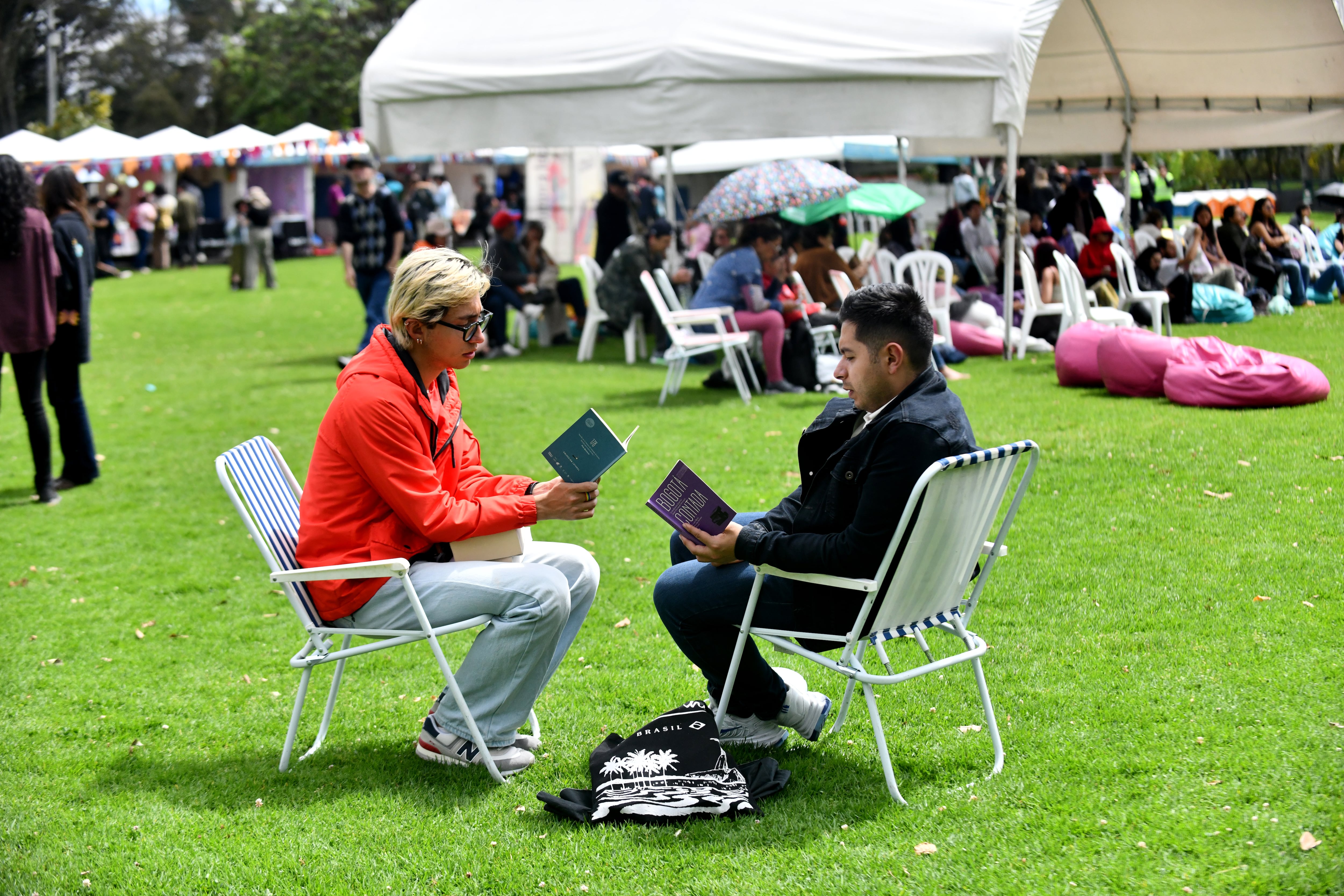 'Lectura bajo los árboles'