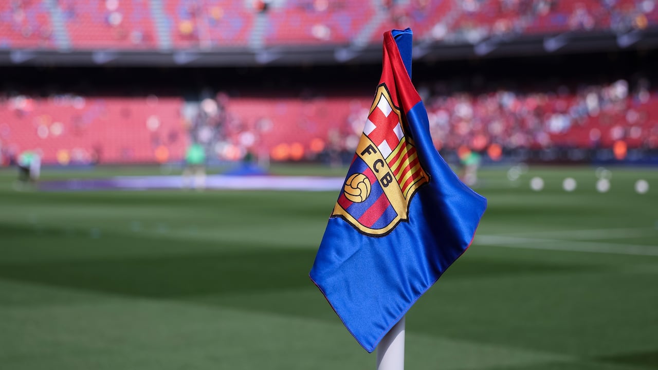 Banderín de tiro de esquina en el Camp Nou, estadio del FC Barcelona.