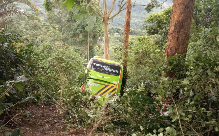 El bus terminó en el barranco