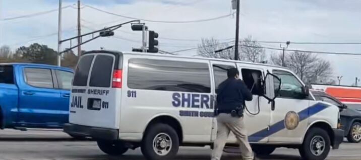 El intento de fuga se produjo cuando el preso evadió aprovechando que la camioneta de la oficina del sheriff de Smith County se detuvo.