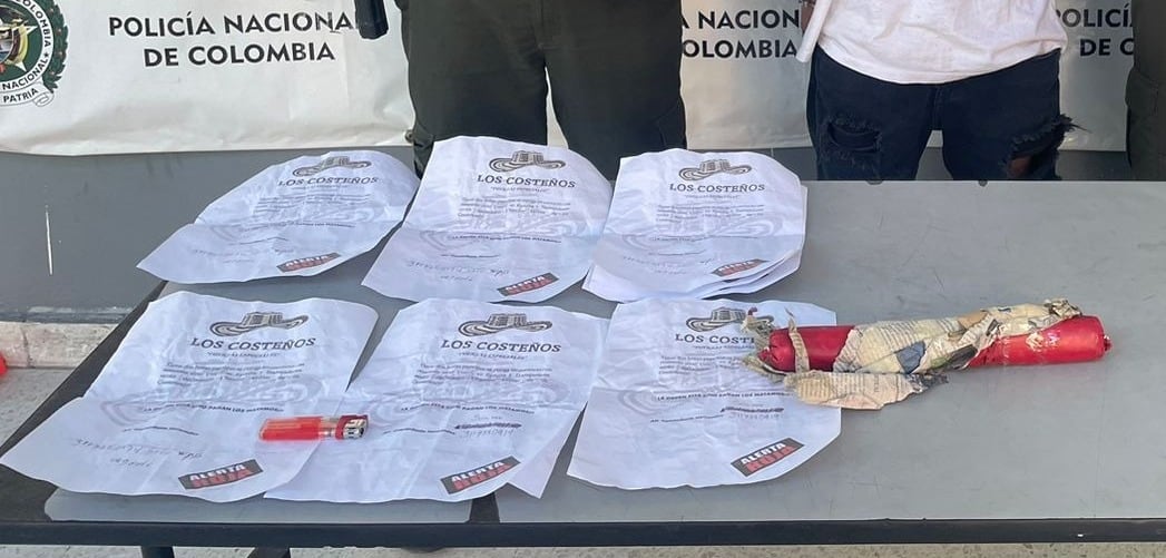 Los panfletos y el explosivo encontrado en poder del joven capturado