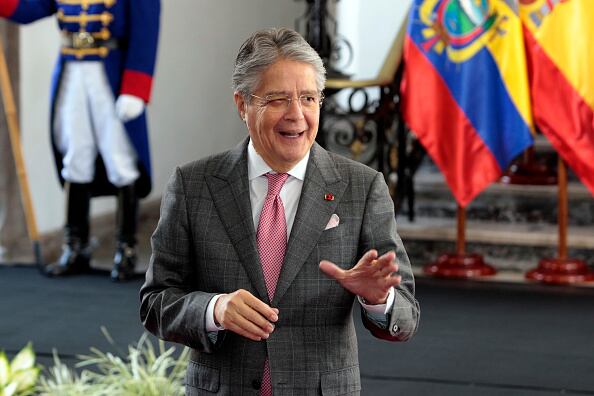 El presidente de Ecuador, Guillermo Lasso, sufrió este viernes una caída y se rompió el peroné de su pierna izquierda, lo que le obligará a pasar por quirófano en un hospital de la ciudad de Samborondón. (Photo by Felipe Stanley/Agencia Press South/Getty Images)