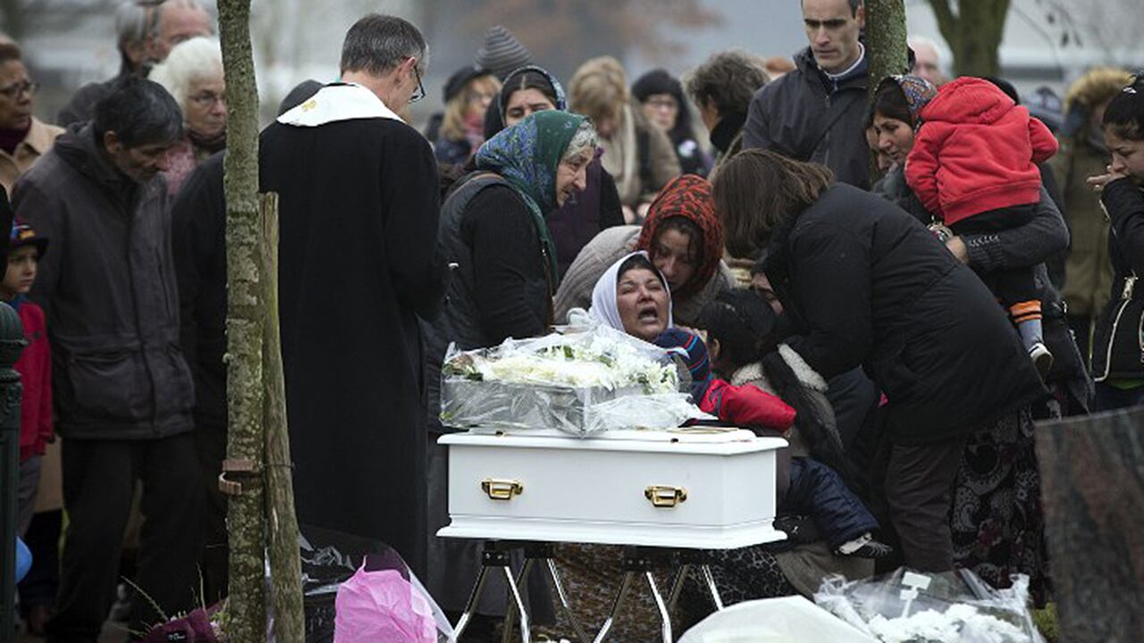 La madre de Maria Francesca llora enfrente del ataúd de su hija, durante el entierro de la bebé en el cementerio de Wissous.