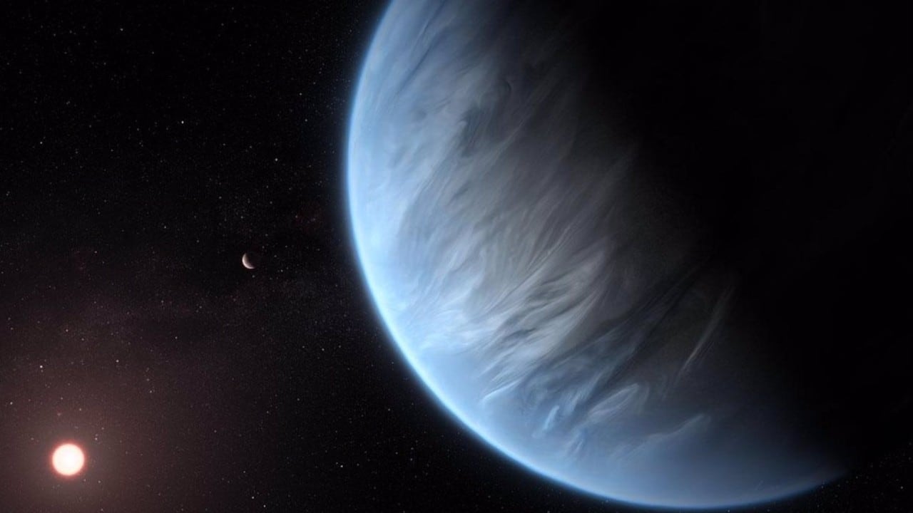 Esta impresión artística muestra cómo podrían lucir el lejano planeta K2-18b, su estrella anfitriona y un planeta acompañante en este sistema.