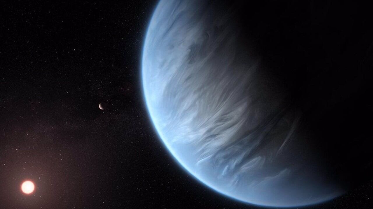 Esta impresión artística muestra cómo podrían lucir el lejano planeta K2-18b, su estrella anfitriona y un planeta acompañante en este sistema.