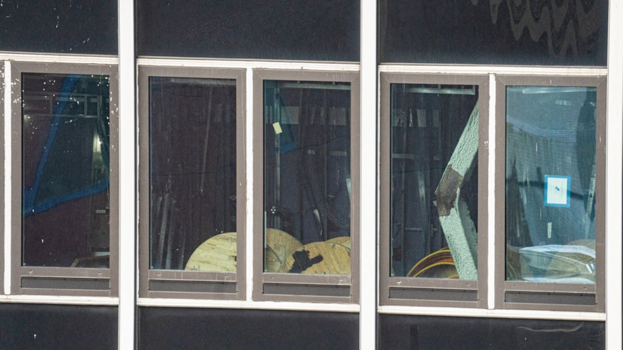 Una viga de soporte doblada se observa en el interior del número 235 de la calle 42 Este, el martes 7 de julio de 2026, en Nueva York. (Foto AP/Angelina Katsanis)