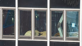 Una viga de soporte doblada se observa en el interior del número 235 de la calle 42 Este, el martes 7 de julio de 2026, en Nueva York. (Foto AP/Angelina Katsanis)