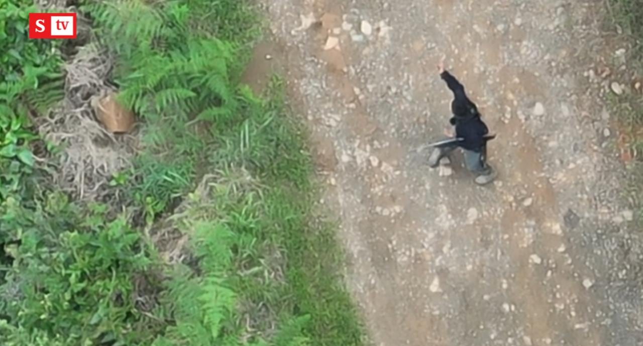 Hombre armado patrullando en la misma zona donde se encontraba el Ejército en el Cauca.