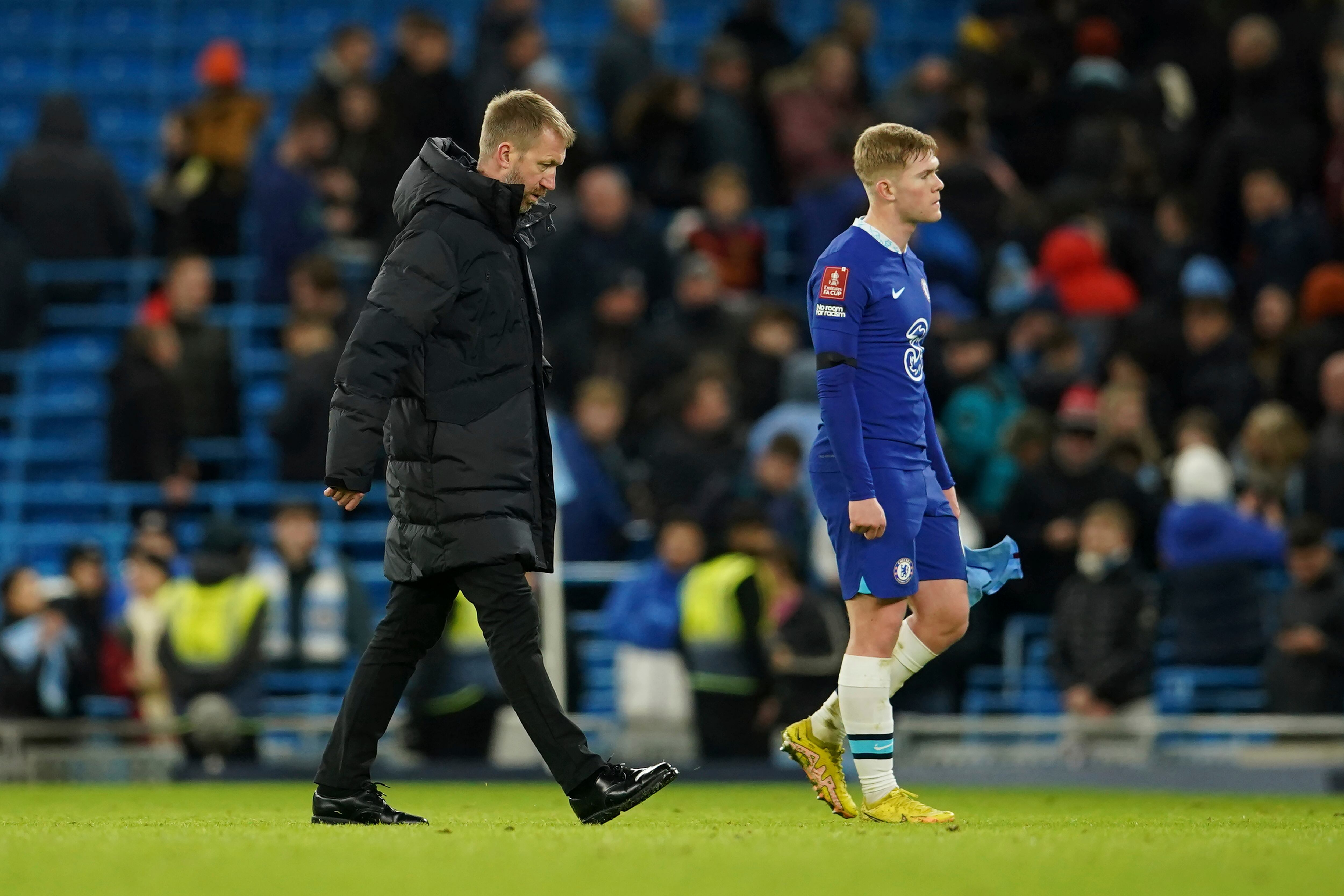 El técnico del Chelsea, Graham Potter, decepcionado tras la goleada sufrida en Manchester