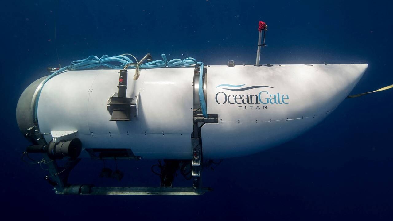 La Guardia Costera de Estados Unidos informó este jueves que un vehículo operado por control remoto (ROV, por sus siglas en inglés) ha localizado escombros cerca del área en la que se busca el sumergible desaparecido durante una excursión hacia los restos del Titanic.