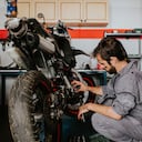El cambio periódico de aceite es clave para evitar el desgaste prematuro del motor de la moto.