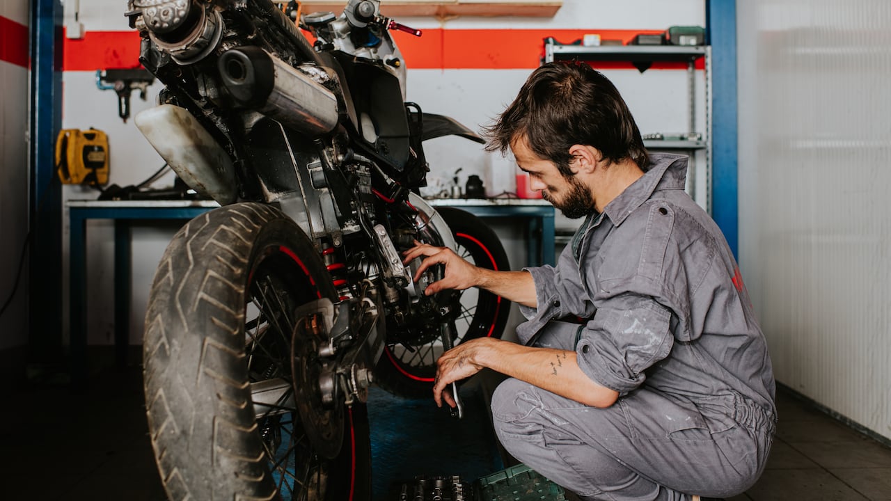 El cambio periódico de aceite es clave para evitar el desgaste prematuro del motor de la moto.
