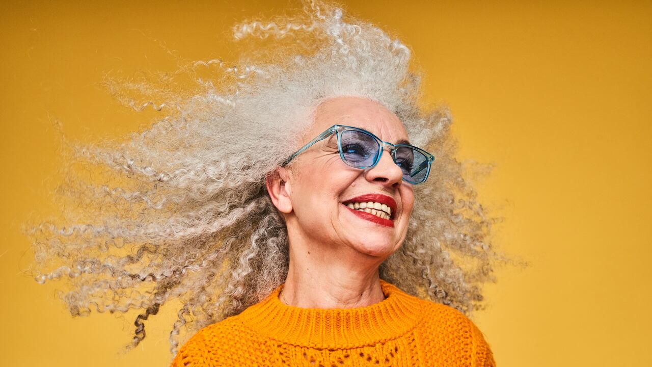 Las canas hoy en día están mucho más normalizadas que en otras épocas e, incluso, hay gente que opta por dejar que salgan y lucir un pelo gris o platino.