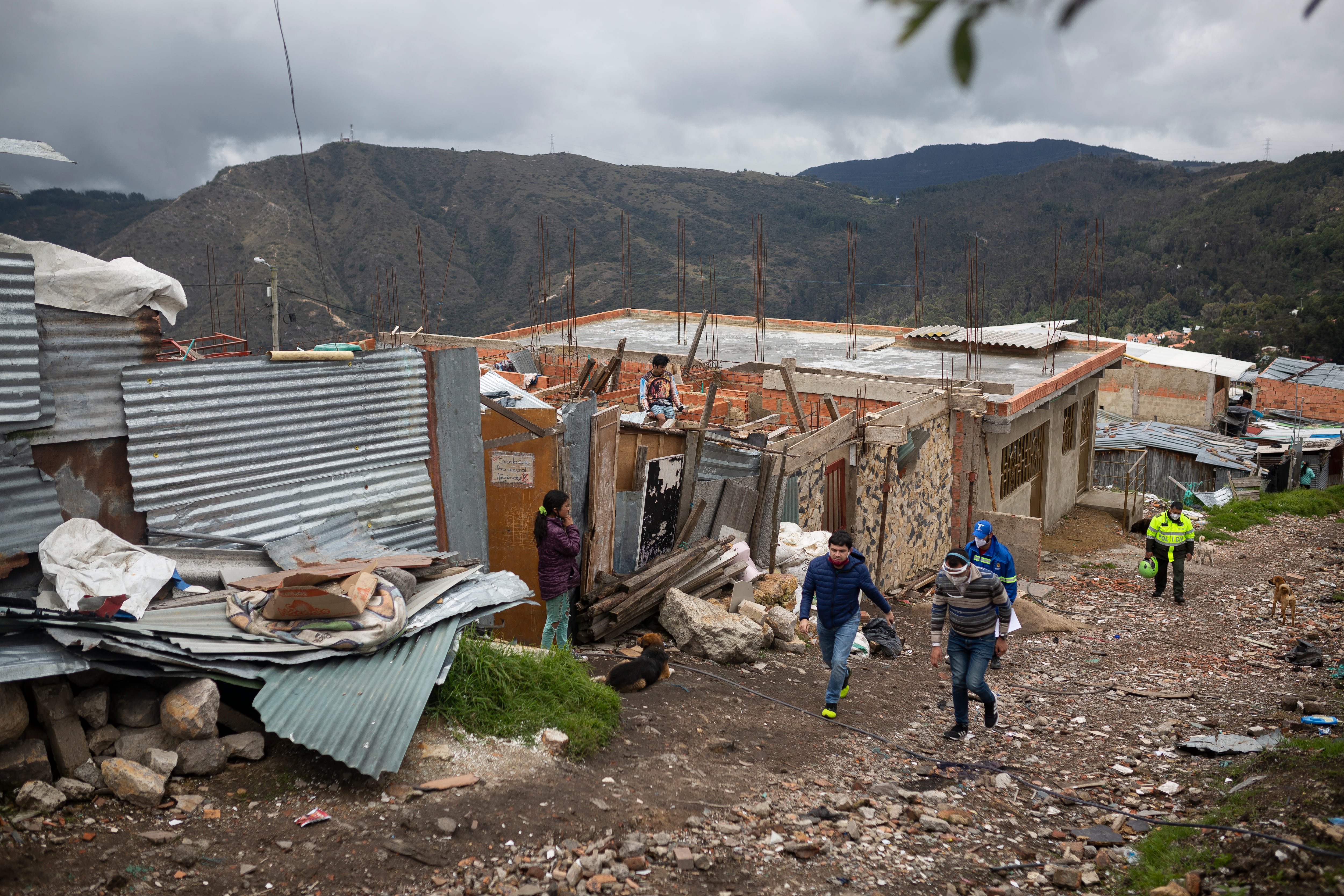 ENTREGA DE MERCADOS EN EL BARRIO SAN LUIS ( VIA LA CALERA) POR PARTE DE LA ALCALDIA DE CHAPINERO A CAUSA DE LA PANDEMIA DE LA COVID 19
CORONAVIRUS
23 DE ABRIL 2020
BARRIOS VULNERABLES 
POBREZA
PANDEMIA
