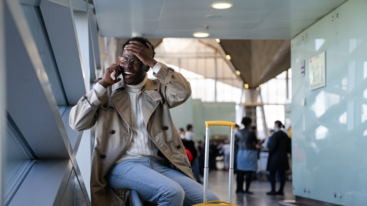 Si su aerolínea lo dejó varado por un retraso en su vuelo, tenga en cuenta que tiene varios derechos como pasajero.