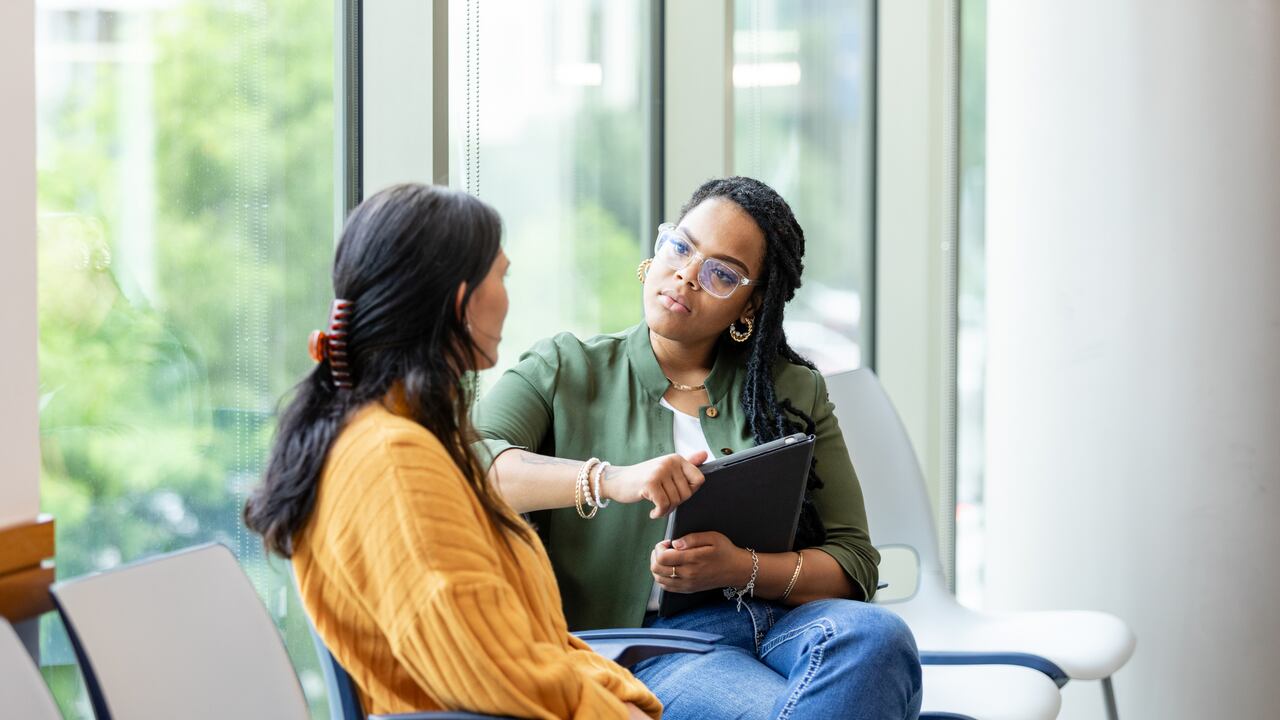 Lo más importante es que las personas deben ser conscientes de cómo se expresan y trabajar constantemente para mejorar las habilidades comunicativas.