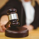 Juez con el mazo exige justicia